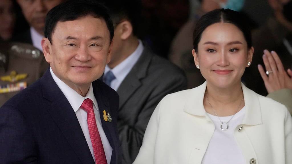 ARCHIV - Thailands ehemaliger Ministerpräsident Thaksin Shinawatra (l) kommt mit seiner Tochter Paetongtarn am Flughafen Don Muang an. Foto: Sakchai Lalit/AP