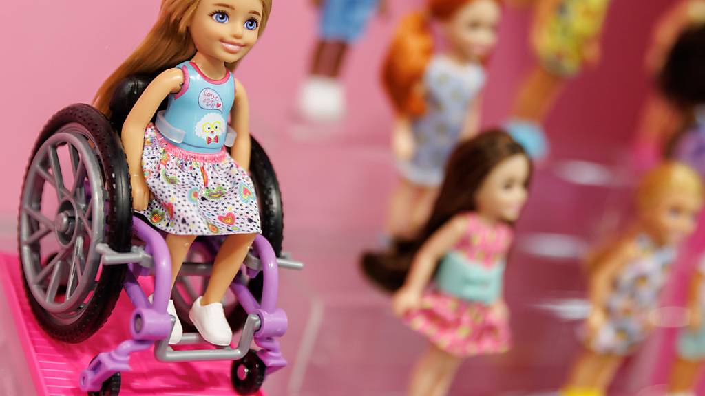 Mittlerweile gibt es Barbie mit unterschiedlichen Merkmalen, etwa als Barbie im Rollstuhl oder mit Down-Syndrom. (Archivbild)