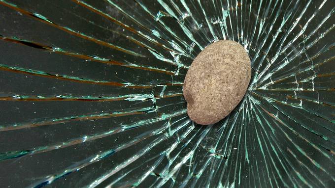 Steine auf fahrende Autos geworfen – mehrere Fahrzeuge kaputt