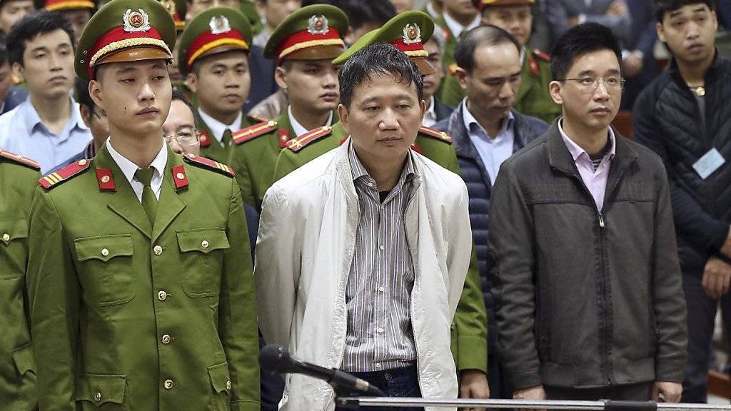 Der aus Berlin entführte Vietnamese Trinh Xuan Thanh (Bildmitte) ist in einem ersten Prozess in seiner Heimat bereits zu lebenslänglicher Haft verurteilt worden.