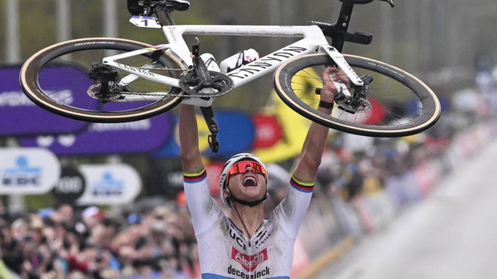 Mathieu van der Poel hat nach seinem Solo Zeit, um seinen dritten Flandern-Triumph auf der Ziellinie zu zelebrieren