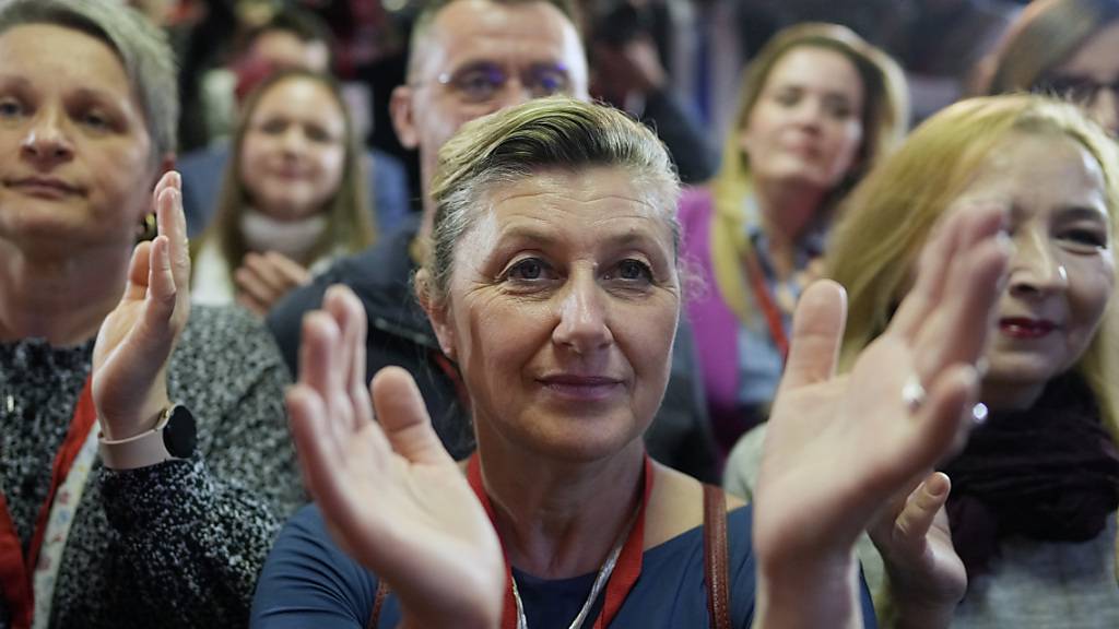 Anhänger der linksgerichteten Sozialdemokratischen Partei reagieren in der Parteizentrale. Foto: Darko Bandic/AP