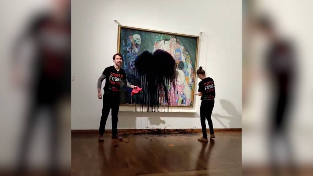 Aktivisten schütten Öl auf berühmtes Klimt-Bild in Wien