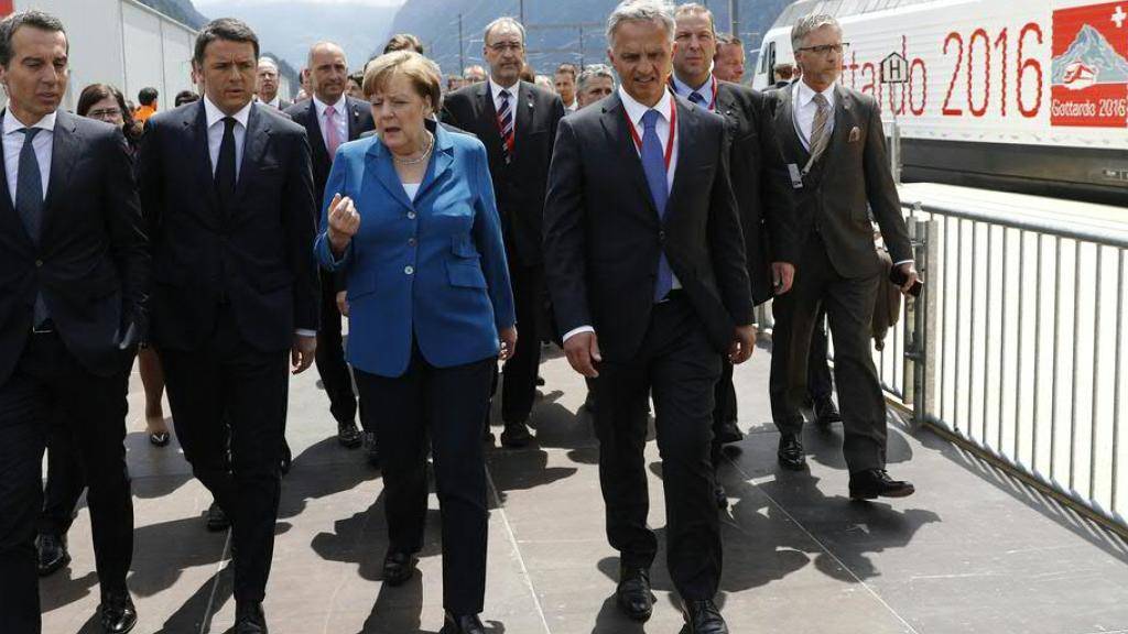 Aussenminister Didier Burkhalter, hier an der Seite der deutschen Kanzlerin Angela Merkel, hat sich bei der Eröffnung des Gotthard-Basistunnels den Fuss verstaucht.