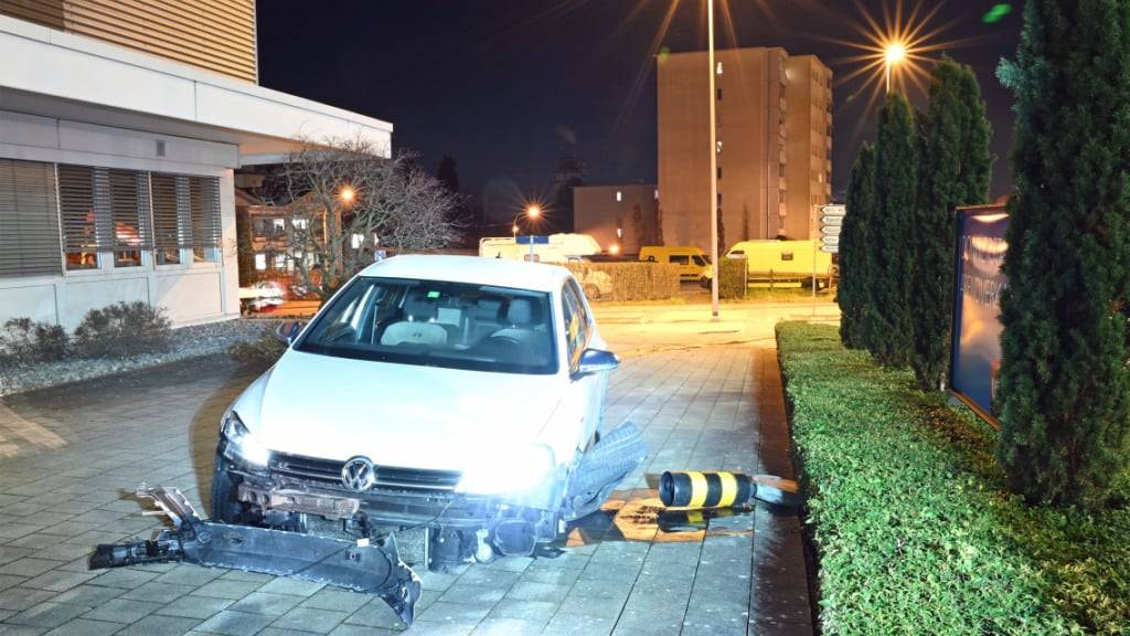 Die turbulente Verfolgungsjagd endete mit einem Zusammenstoss mit einem Inselschutzpfosten in Sursee.