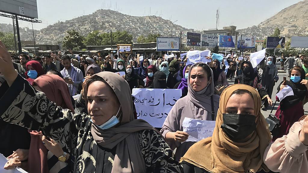 Afghanische Frauen halten einen Banner und rufen bei einer Anti-Pakistan-Demonstration in der Nähe der pakistanischen Botschaft in Afghanistans Hauptstadt Kabul Parolen. Foto: Wali Sabawoon/AP/dpa