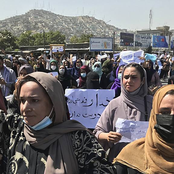 Weitere Proteste in Afghanistan ++ Bundesrat erhöht humanitäre Hilfe