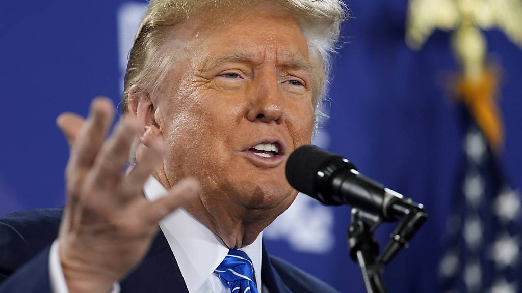 Der ehemalige US-Präsident Donald Trump ist wegen Verdacht auf Wahlbetrug angeklagt. Foto: John Locher/AP