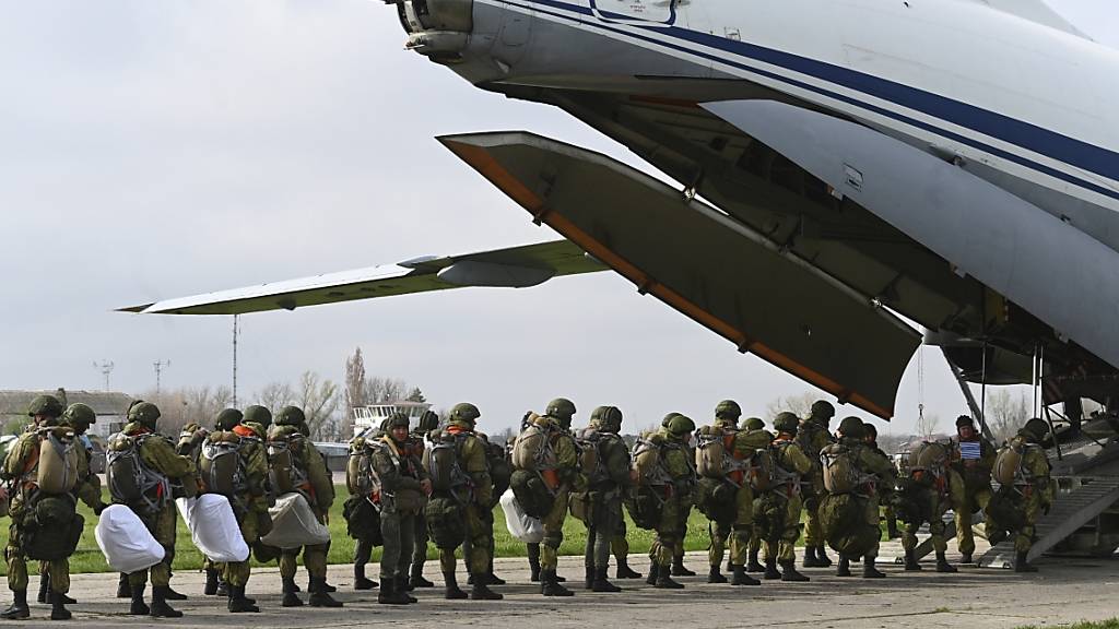 Russische Fallschirmjäger steigen in ein Flugzeug für Luftlandeübungen während Manövern in Taganrog. Foto: Uncredited/AP/dpa