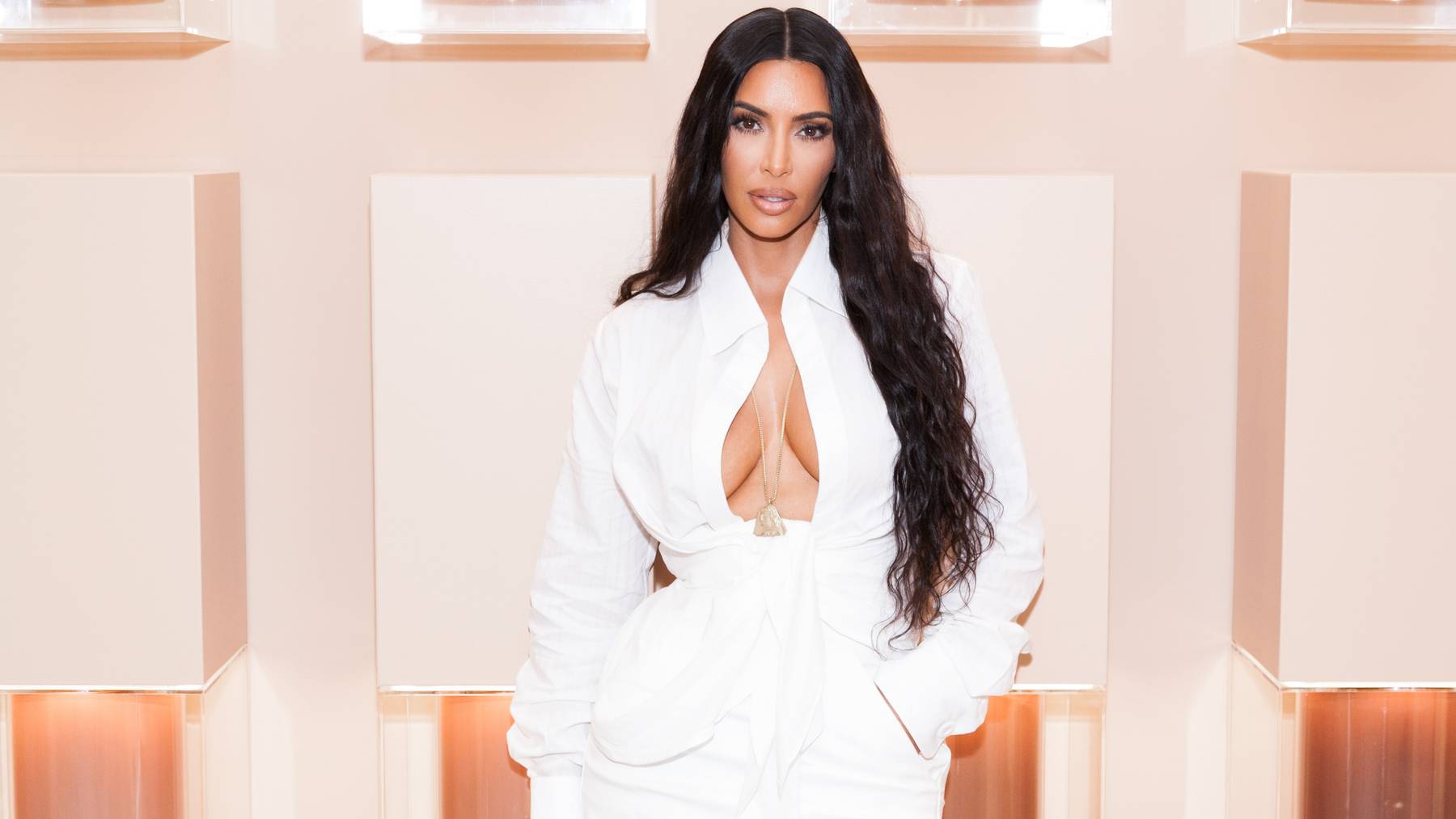 Kim Kardashian bietet unter ihrem Unterwäsche-Label nun auch Schutzmasken an.