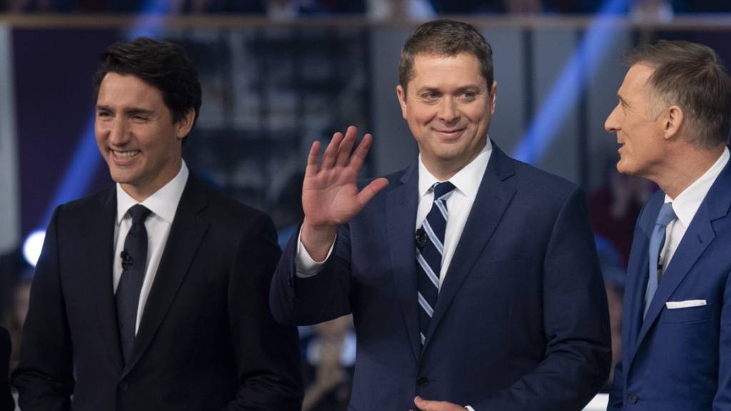 Der Konservative Andrew Scheer (Mitte) hat am Montag in einer Debatte zur Wahl den kanadischen Premier Justin Trudeau (links) stark kritisiert.