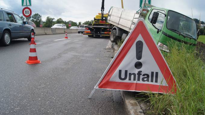 Lieferwagen schleudert in Böschung