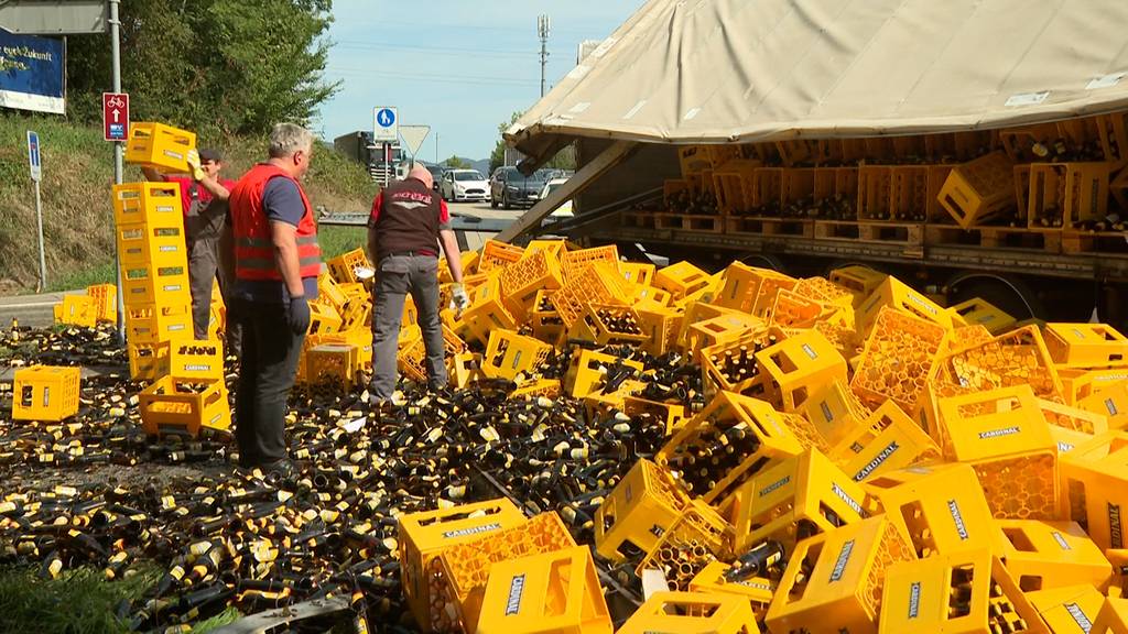 Hunderte Flaschen auf der Strasse