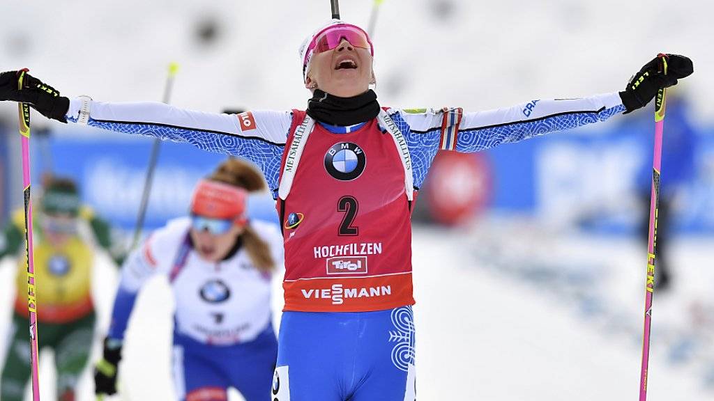 Kaisa Mäkäräinen überquert die Ziellinie nur wenige Meter vor ihren ersten Verfolgerinnen.