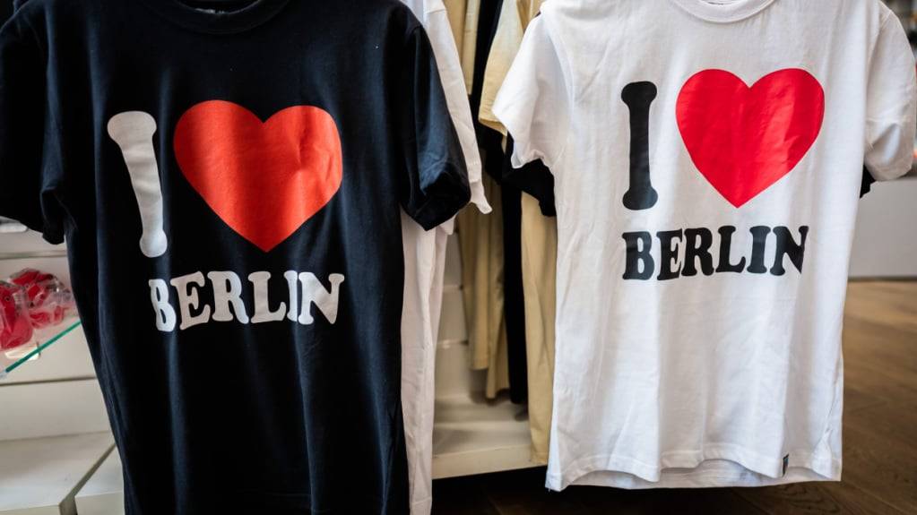 Die bekannten T-Shirts mit rotem Herzen hängen in einem Berliner Souvenirladen. (Archivbild)