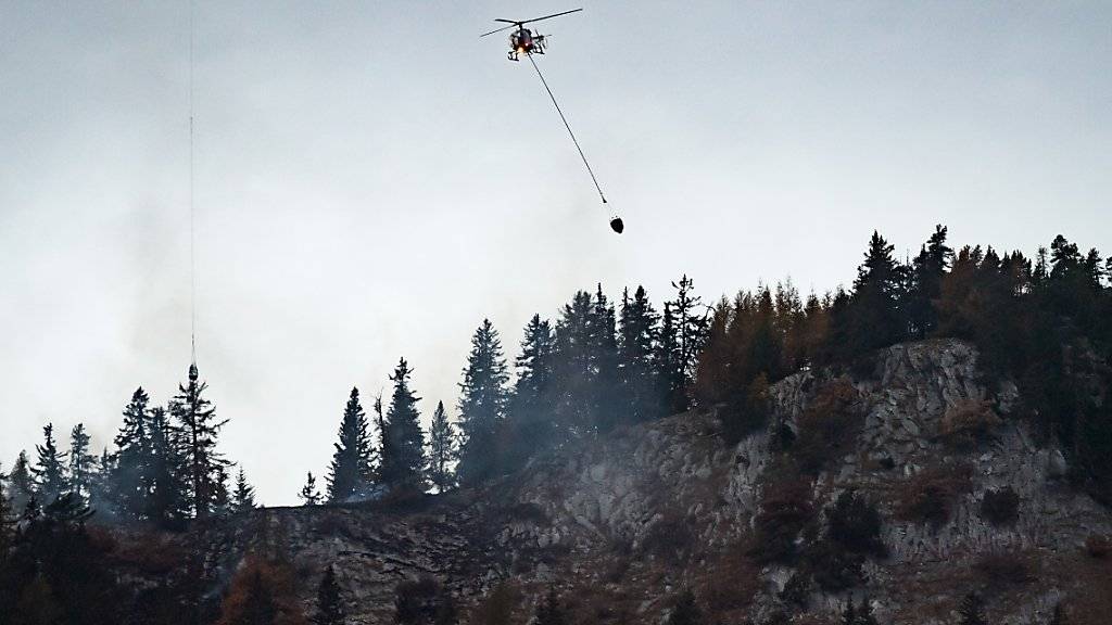 Am Samstag konnten wegen des schlechten Wetters keine Helikopter gegen den Waldbrand eingesetzt werden, dafür half der Regen den Löschequipen.