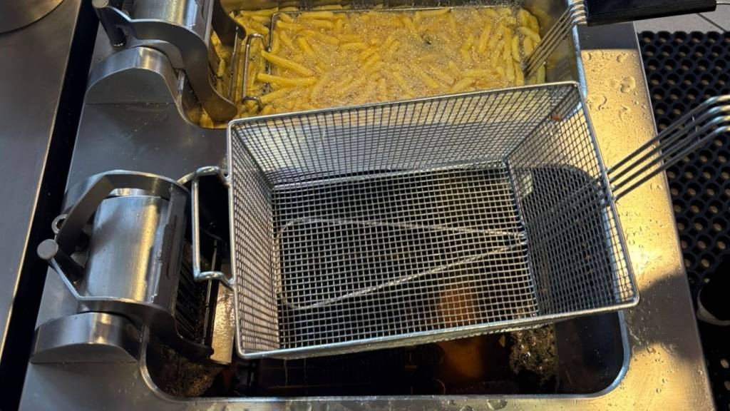 Aus dieser Fritteuse in einem Restaurant in Splügen spritzte heisses Öl und verletzte einen 23-jährigen Koch schwer.