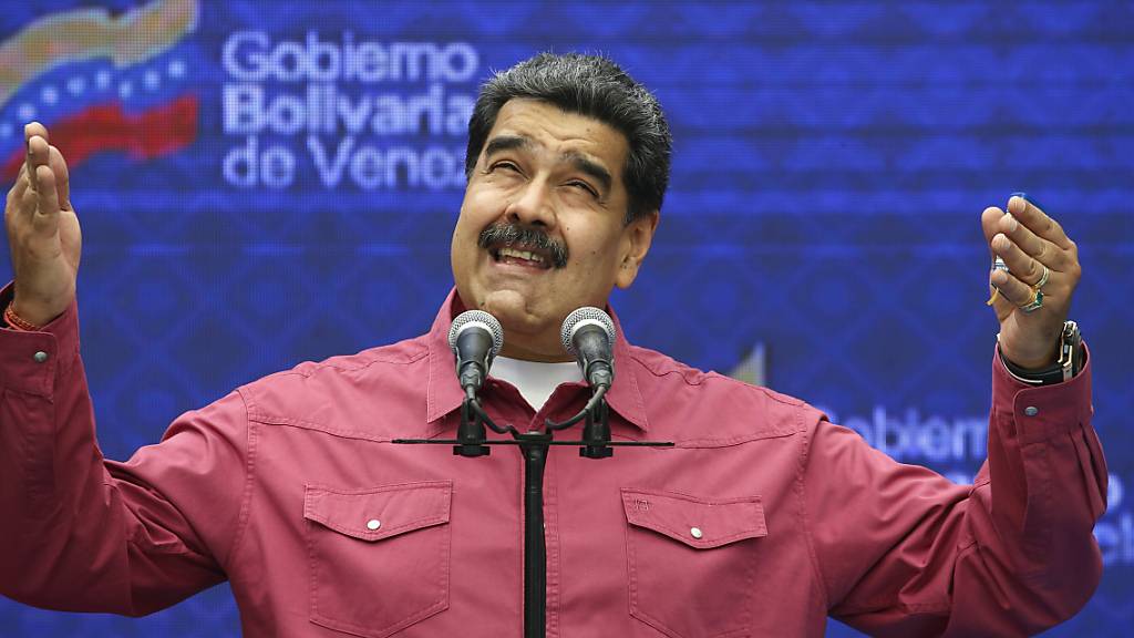 Nicolas Maduro, Präsident von Venezuela, gibt eine Pressemitteilung ab, nachdem er seine Stimme bei den Wahlen abgegeben hat. Bei der Parlamentswahl werden 277 Abgeordnete gewählt, wo die Opposition seit 2015 eine Mehrheit hatte. Foto: Ariana Cubillos/AP/dpa