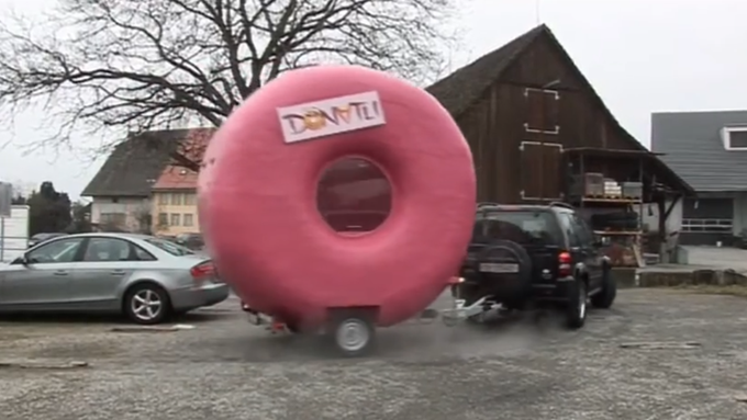 Ehemaliges Donut-Mobil von SRF-Mann brennt in Feldbach ZH nieder
