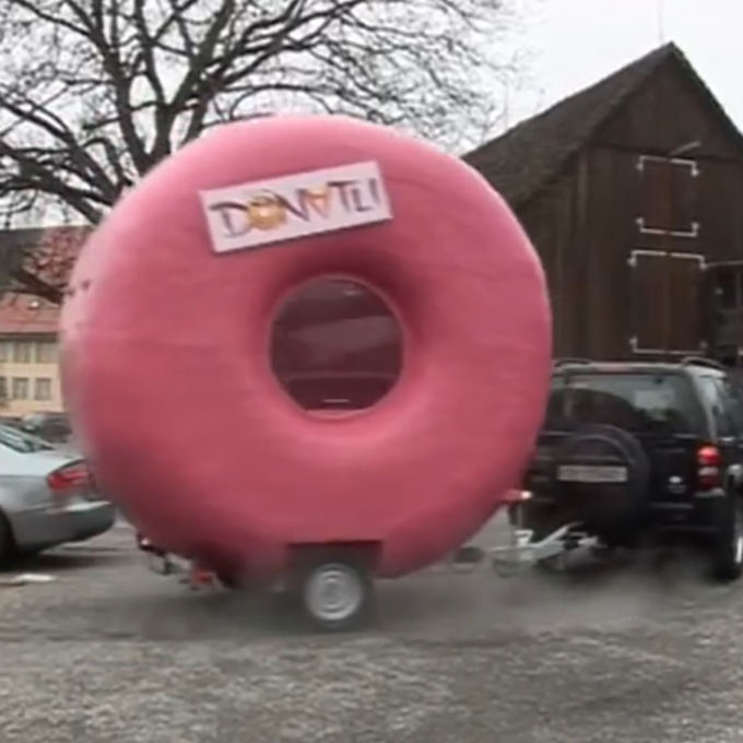 Ehemaliges Donut-Mobil von SRF-Mann brennt in Feldbach ZH nieder