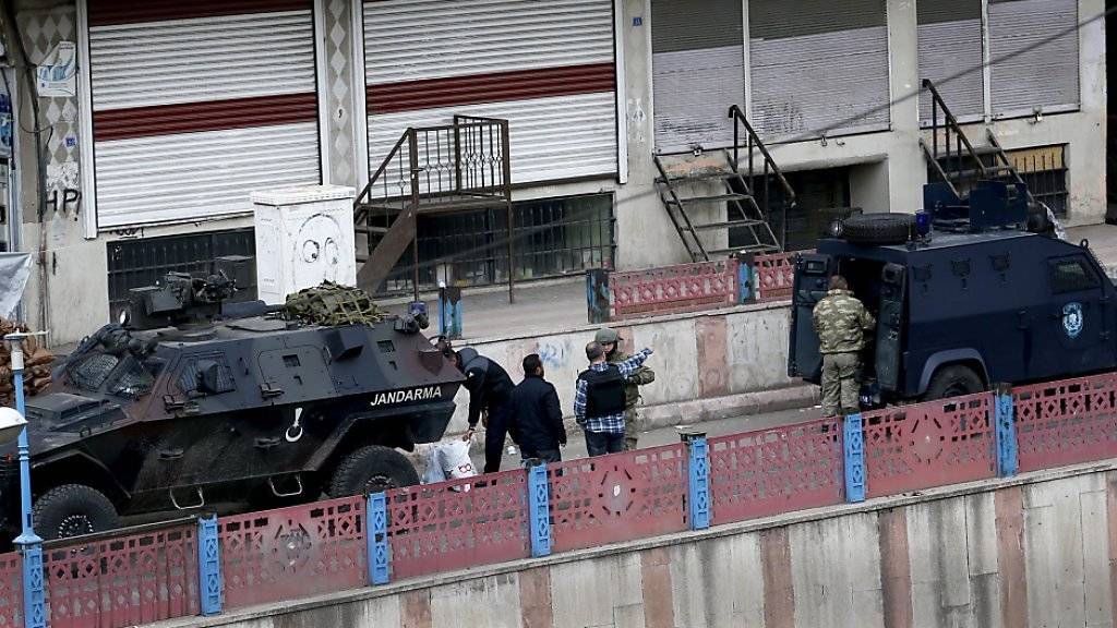 Seit Monaten geht die türkische Armee militärische gegen PKK-Anhänger und -Kämpfer vor, so wie hier in Diyarbakir. (Archiv)
