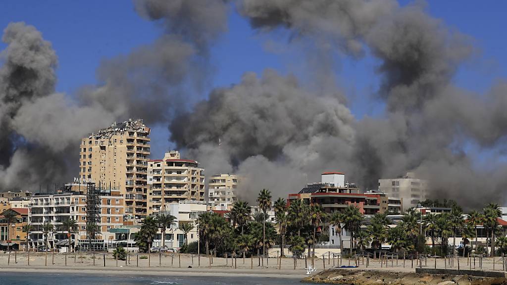 Rauch steigt von Gebäuden auf, die bei einem israelischen Luftangriff in Tyrus, Libanon, getroffen wurden. Foto: Mohammad Zaatari/AP