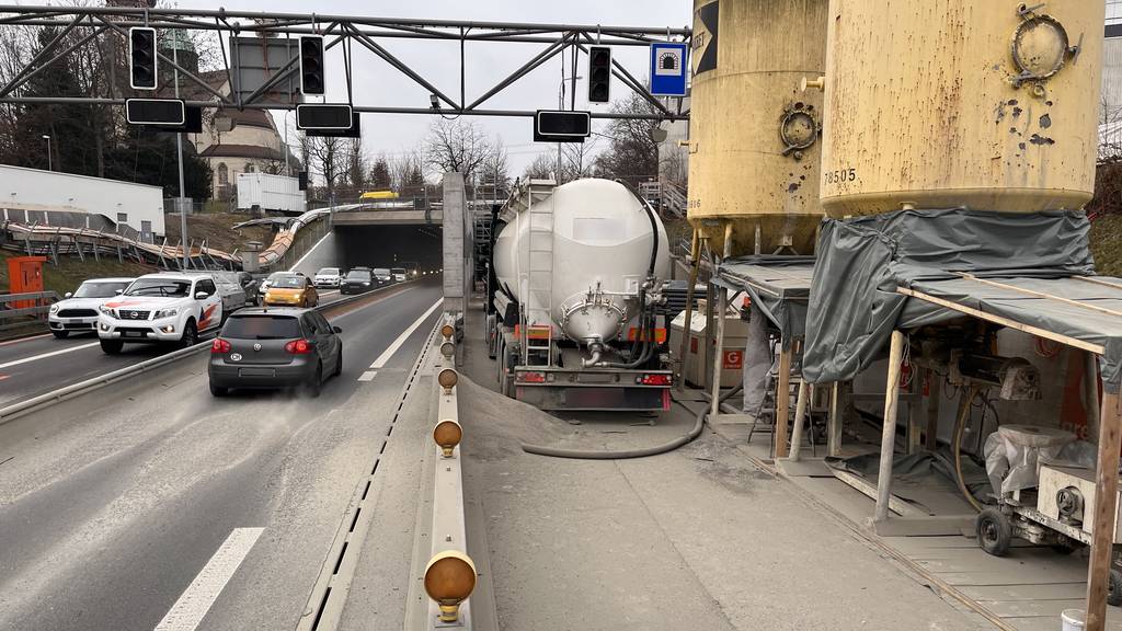 Ein Lastwagen-Chauffeur aus Solothurn stirbt während Arbeit auf A1 in St.Gallen