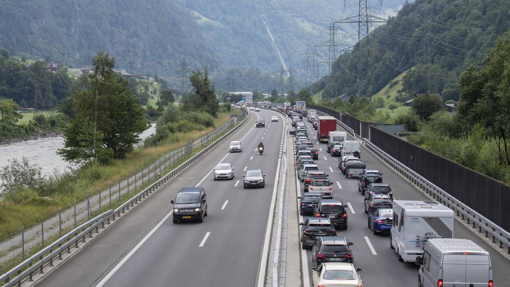 Der Reiseverkehr von dem Gotthard Tunnel in Richtung Sueden zwischen Goeschenen und Erstfeld staute sich bis auf 15 Km laenge, am Samstag, 23. Juli 2022 in Erstfeld. // Gotthard-Stau Ferienverkehr Reisen Gotthardtunnel