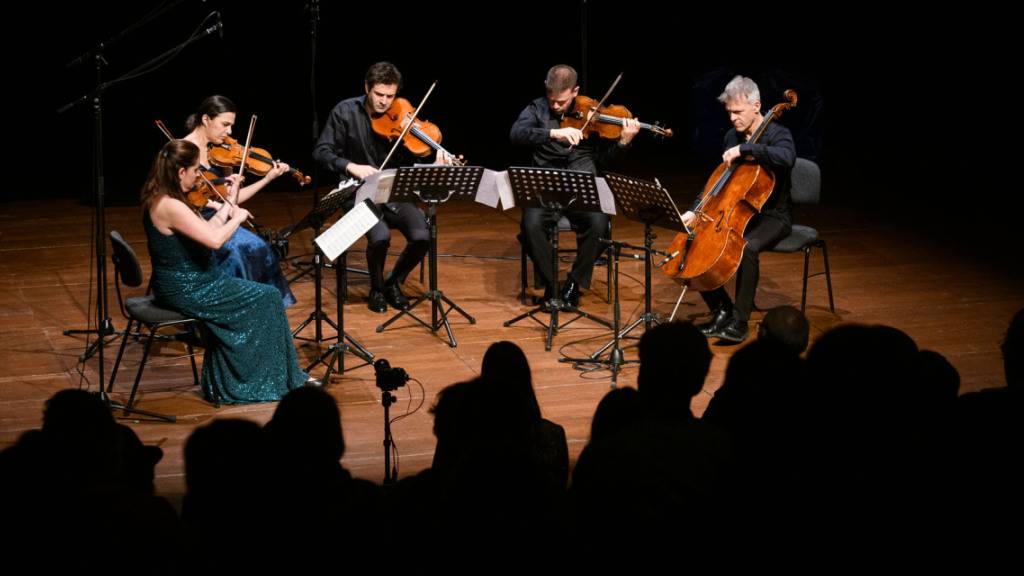 Für die Studie mussten die Probandinnen und Probanden einem Steichquintett zuhören.