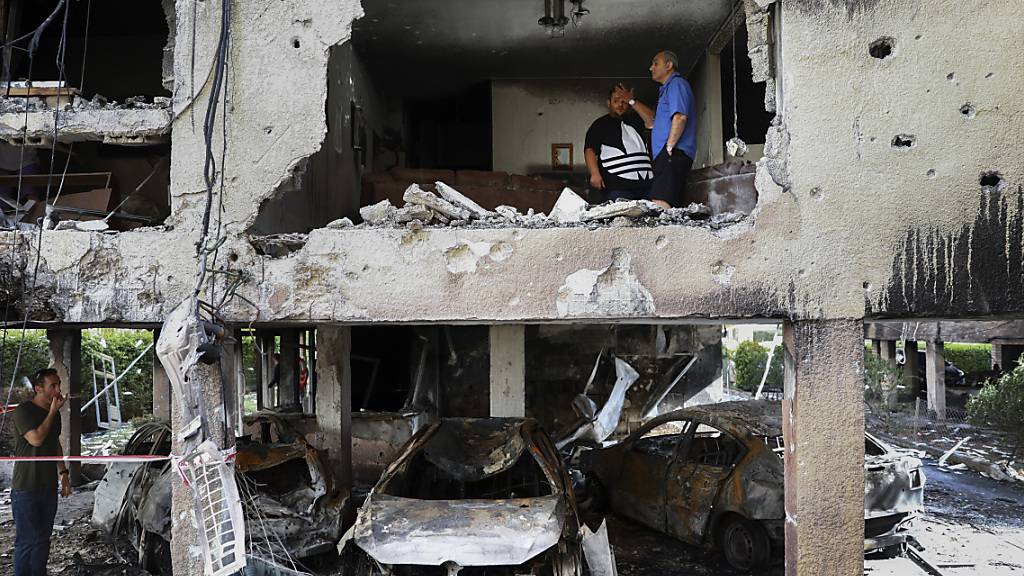 Mitglieder der Familie Sror inspizieren den Schaden an ihrer Wohnung, nachdem diese von einer aus dem Gazastreifen abgefeuerten Rakete getroffen wurde. Foto: Oded Balilty/AP/dpa