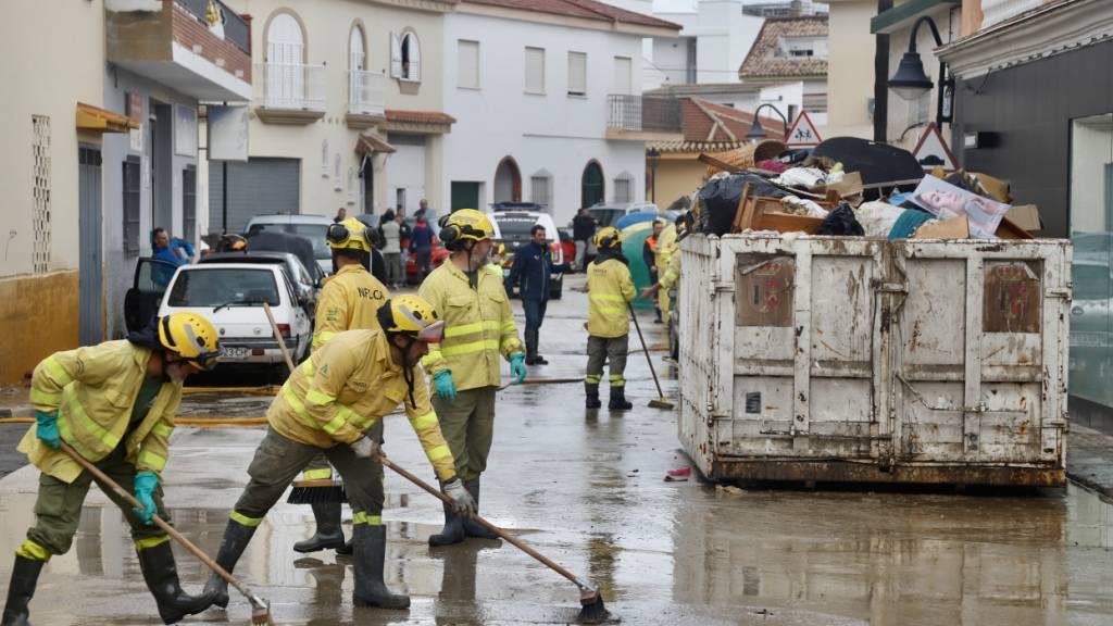 Einsatzkräfte führen nach heftigen Regenfällen in Andalusien Aufräumarbeiten durch. Foto: Álex Zea/EUROPA PRESS/dpa