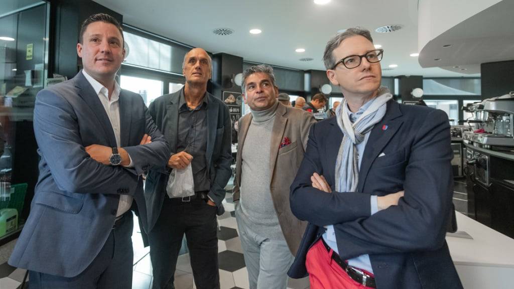 Piero Marchesi, Sergio Morisoli, Tiziano Galeazzi und Paolo Pamini (von links) beim SVP-Treff am Wahlsonntag. (KEYSTONE/Ti-Press/Elia Bianchi)