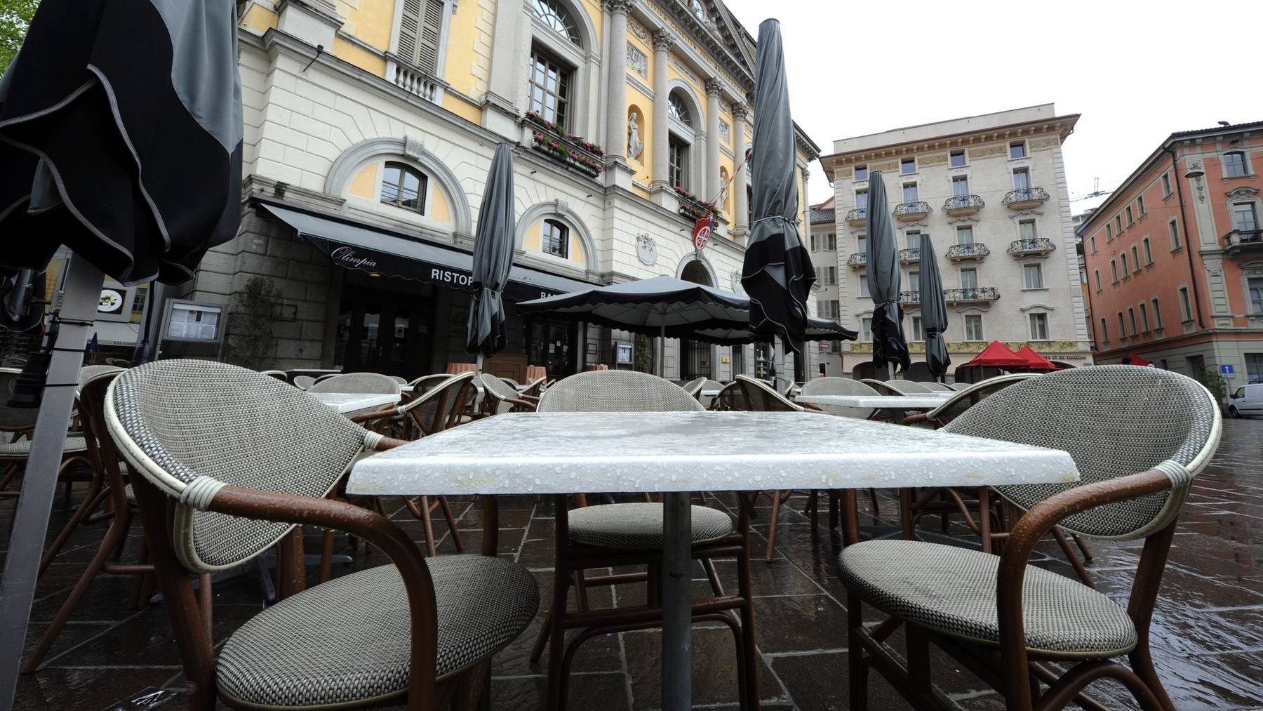 Unbesetzte Stühle auf der Piazza della Riforma in Lugano. (Archivbild)