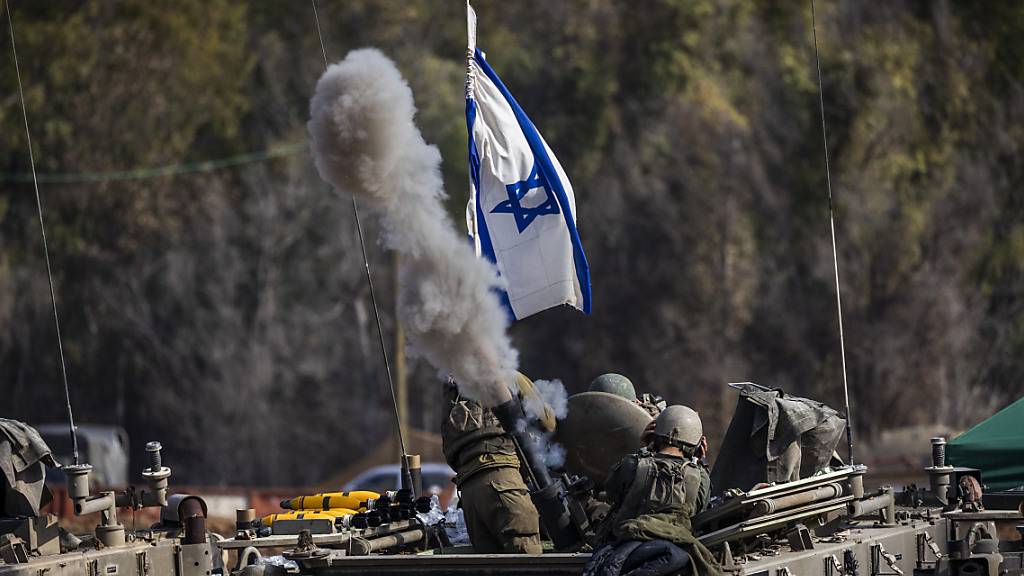 Israelische Soldaten feuern an der Grenze zwischen dem Gazastreifen und Israel Raketen ab. Foto: Ilia Yefimovich/dpa