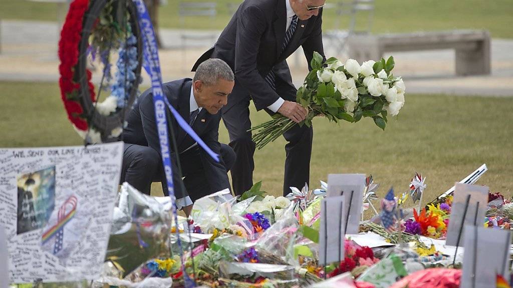 Präsident Obama (links) und Vizepräsident Biden legen in Orlando Blumen für die Opfer nieder.