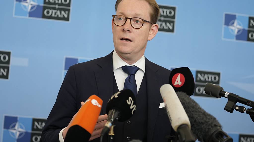 Tobias Billström, Außenminister von Schweden, spricht während einer Pressekonferenz im Nato-Hauptquartier. Foto: Virginia Mayo/AP/dpa