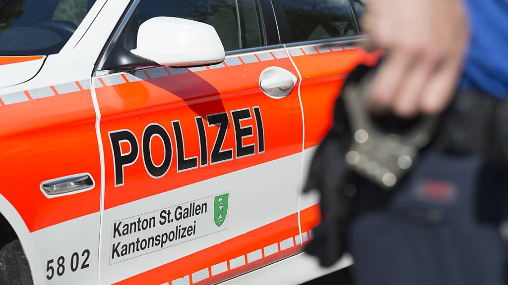 Nach einem bewaffneten Überfall auf einen Tankstellenshop am Freitagabend in Wil sucht die Kantonspolizei St. Gallen Zeugen. (Symbolbild)