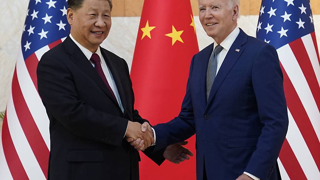 ARCHIV - US-Präsident Joe Biden (r) schüttelt dem chinesischen Präsidenten Xi Jinping bei ihrem Treffen vor dem G20-Gipfel die Hand. Die US-Regierung erhofft sich bei dem Treffen zwischen Präsident Joe Biden und Chinas Staatschef Xi Jinping unter anderem Fortschritte bei der Kommunikation der Streitkräfte beider Länder. Foto: Alex Brandon/AP/dpa