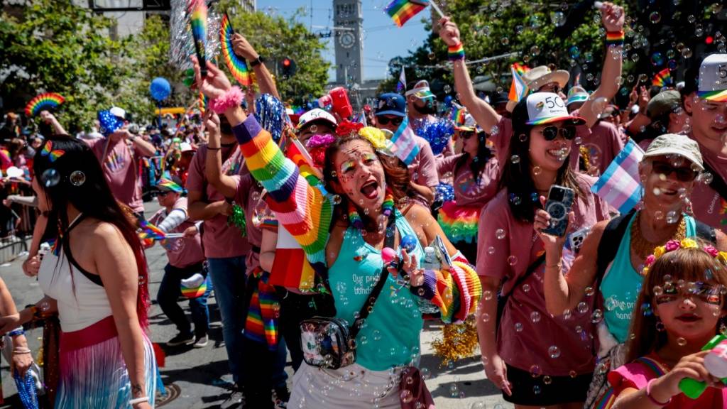Während der 56. jährlichen SF-Pride-Parade in San Francisco zieht ein Umzug die Market Street entlang. Foto: Brontë Wittpenn/San Francisco Chronicle/AP/dpa