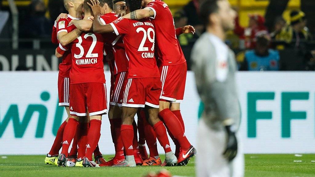 Bayern München jubelt, Dortmunds Goalie Roman Bürki auf den Knien