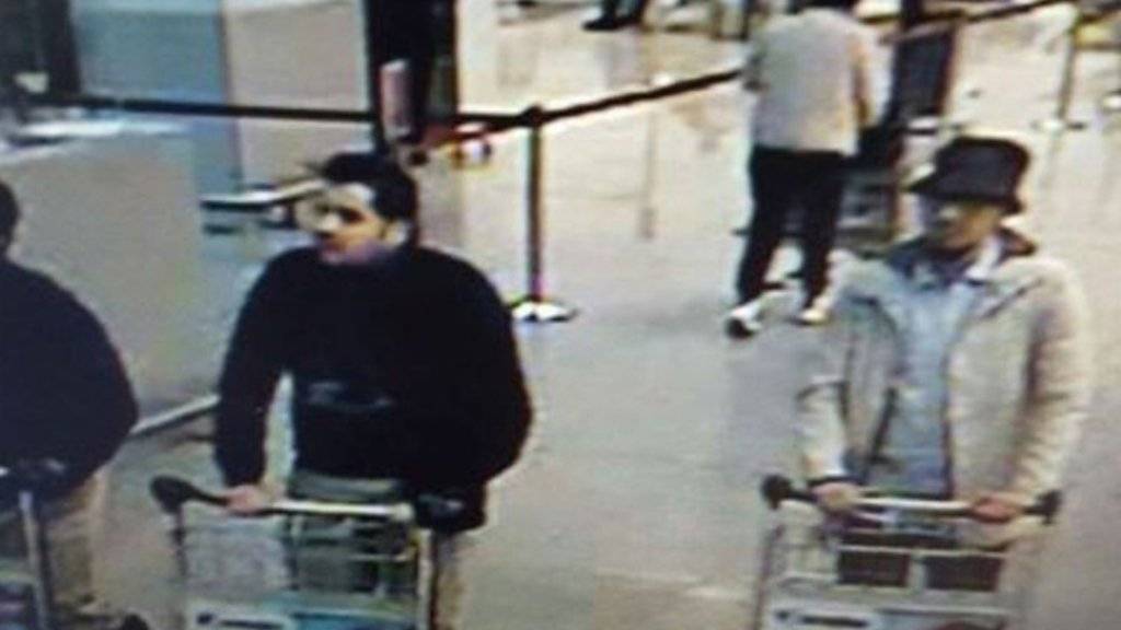 Der Mann mit Hut ist gefasst. Laut belgischen Medien handelt es sich bei dem Mann, der gestern verhaftet wurde, um den dritten Attentäter am Flughafen Brüssel. (Archiv)