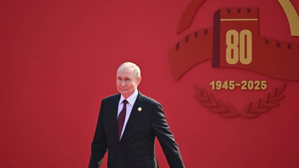Der russische Präsident Wladimir Putin kommt zu einer Militärparade in Peking. Foto: Sergei Bobylev/Pool Sputnik Kremlin/AP/dpa - ACHTUNG: Nur zur redaktionellen Verwendung und nur mit vollständiger Nennung des vorstehenden Credits