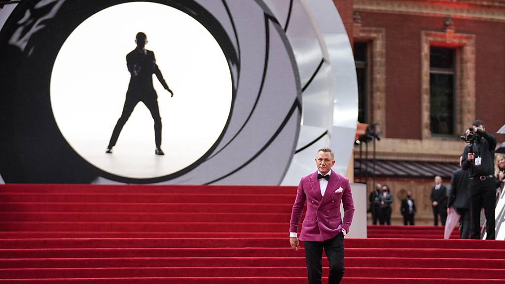 dpatopbilder - Daniel Craig, Schauspieler aus Großbritannien, bei der Weltpremiere des neuen James Bond Films «No Time to die» in London. Craig (53) soll auf Hollywoods «Walk of Fame» mit einer Sternenplakette verewigt werden. Foto: Matt Dunham/AP/dpa