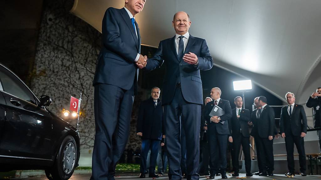 dpatopbilder - Bundeskanzler Olaf Scholz (SPD, M) empfängt Recep Tayyip Erdogan (l), Präsident der Türkei, zu einem Gespräch und Abendessen im Bundeskanzleram in Berlin. Foto: Michael Kappeler/dpa