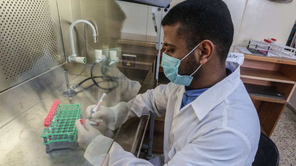 Ein Labortechniker markiert im Zentrallabor des palästinensischen Gesundheitsministeriums Abstrichproben für Corona-Tests. Foto: Mohammed Talatene/dpa