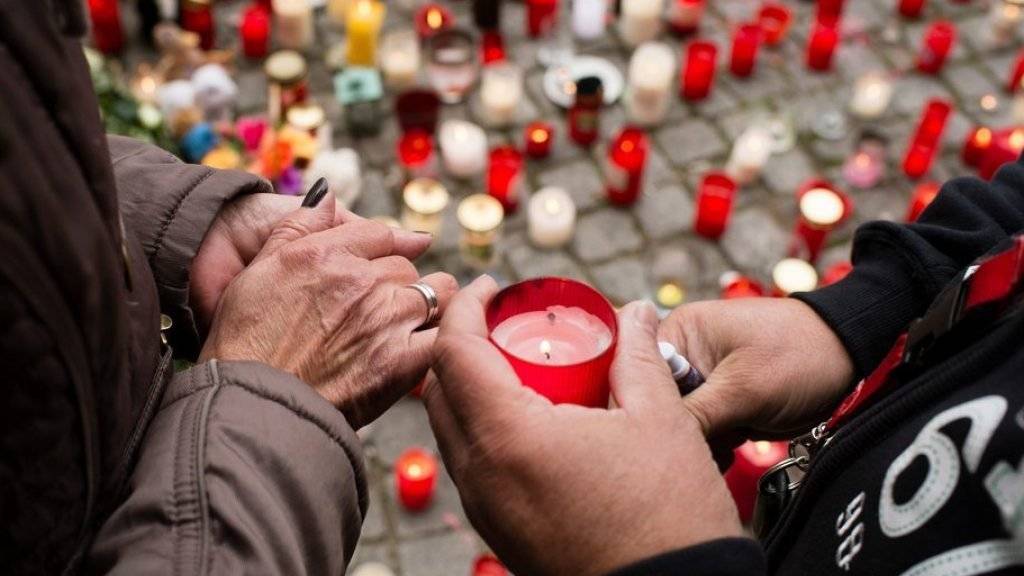 Bei der Anlaufstelle für Flüchtlinge in Berlin trauern die Menschen um den vierjährigen Jungen, der von einem Mann entführt und getötet worden ist.