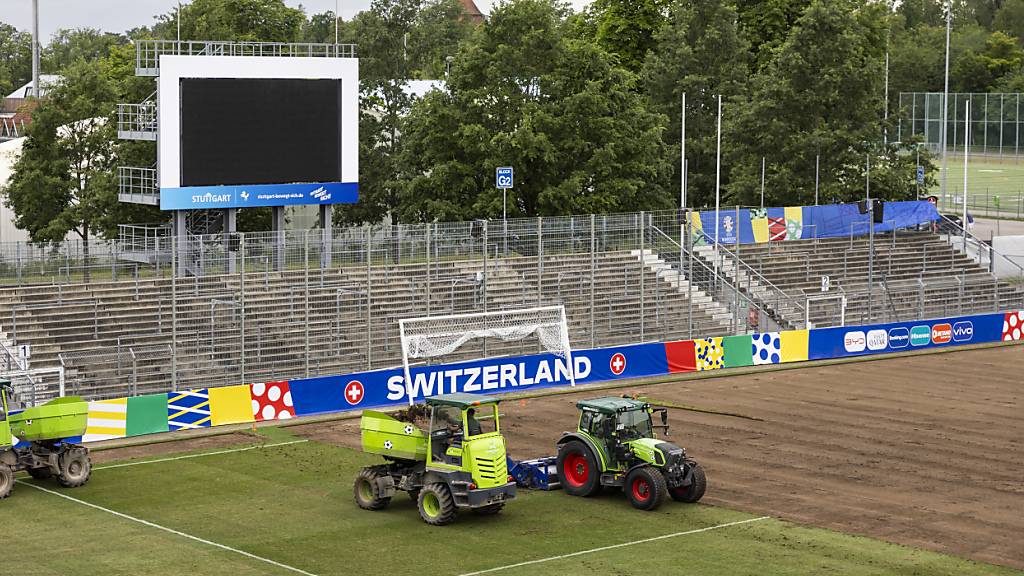 Es wird mit Hochdruck am neuen Rasen im Waldau-Stadion gearbeitet