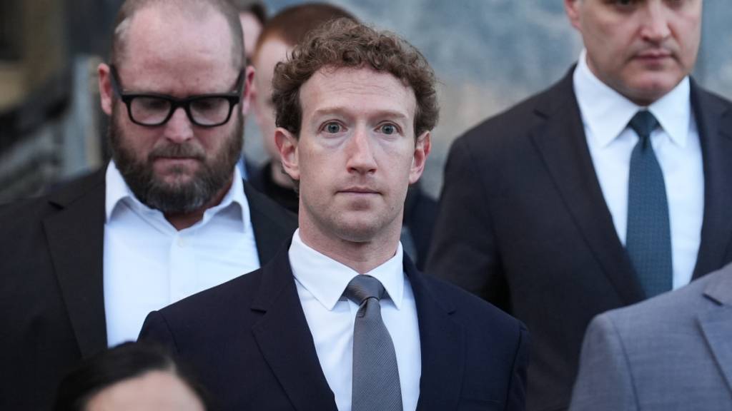 Das Geld für den KI-Ausbau von Mark Zuckerbergs (Mitte) Meta-Konzern liefert nach wie vor das boomende Werbegeschäft der Facebook-Mutter. (Archivbild)