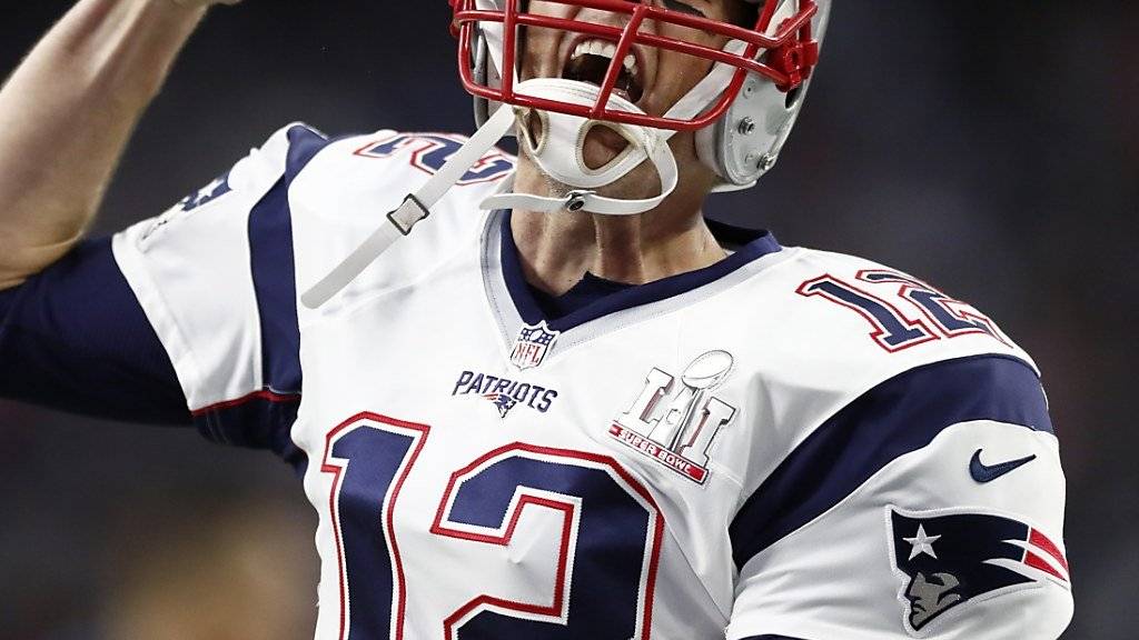 Tom Brady stürmt bei der Super Bowl schreiend über das Feld