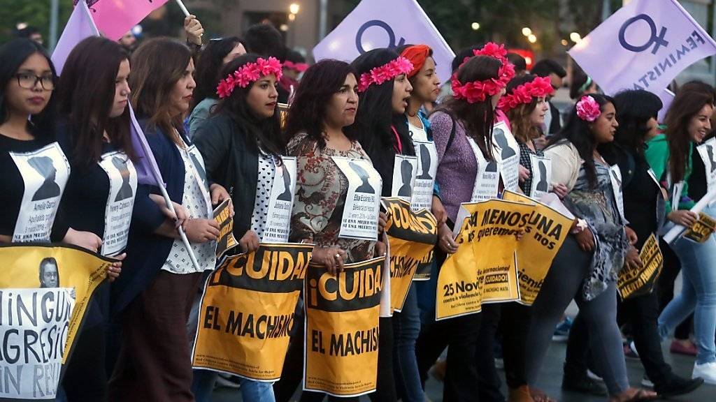 Kundgebung in Santiago de Chile zum Internationalen Tag zur Beseitigung der Gewalt gegen Frauen.